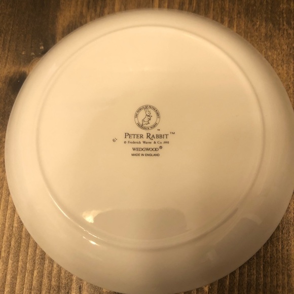 Petter Rabbit Child’s Plate & two handled cup. - Picture 10 of 14